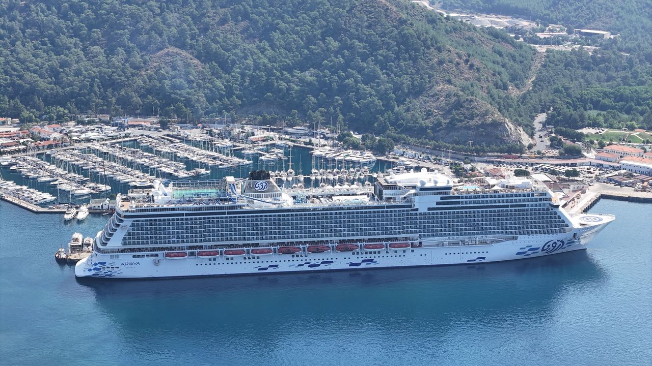 Marmaris'e "Aroya" kruvaziyeri 2 bin 41 turist getirdi