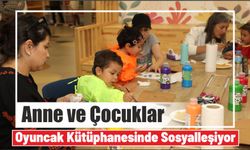 Anne ve Çocuklar Oyuncak Kütüphanesinde Sosyalleşiyor