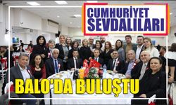 CUMHURİYET SEVDALILARI BALO’DA BULUŞTU