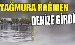 Yağmura rağmen denize girdi