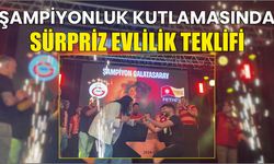 Şampiyonluk kutlamasında sürpriz evlilik teklifi