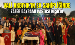Vali Akbıyık’ın Ev Sahipliğinde Zafer Bayramı Pastası Kesildi