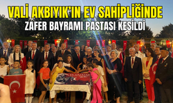 Vali Akbıyık’ın Ev Sahipliğinde Zafer Bayramı Pastası Kesildi
