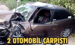 2 Otomobil Çarpıştı