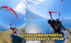 Ülkelerinin bayrağıyla yamaç paraşütü yaptılar
