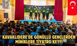 Kavaklıdere'de gönüllü gençlerden miniklere tiyatro keyfi
