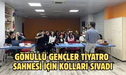 Gönüllü gençler tiyatro sahnesi için kolları sıvadı