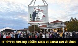 Fethiye’de sıra dışı düğün: Gelin ve damat cam vitrinde