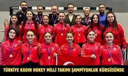 Türkiye Kadın Hokey Milli Takımı şampiyonluk kürsüsünde