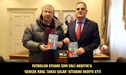 Futbolun efsane ismi Vali Akbıyık’a ‘Gerçek Kral Tanju Çolak’ kitabını hediye etti