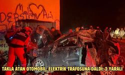 Takla  otomobil elektrik trafosuna daldı: 2 yaralı