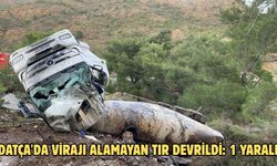 Datça'da virajı alamayan tır devrildi: 1 yaralı