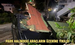 Park halindeki araçların üzerine yıkıldı