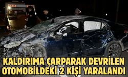 Kaldırıma çarparak devrilen otomobildeki 2 kişi yaralandı