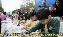 Muğla'da minik öğrenciler yazdıkları kitapları imzaladı