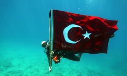 Fethiye'de dalgıçlar 19 Mayıs'ı deniz altında kutladı