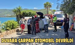 Duvara çarpan otomobil devrildi