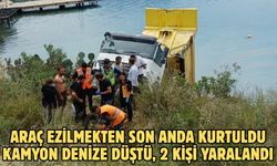 Araç ezilmekten son anda kurtuldu Kamyon denize düştü, 2 kişi yaralandı
