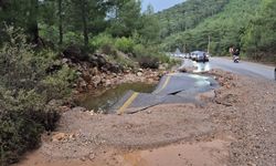 Bodrum'da ana isale hattı patladı, yol dereye döndü
