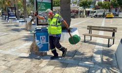 Bodrum sokaklarını müzikle temizliyor