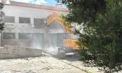 Menteşe'de 72 yıldır hizmet veren bina yıkılıyor