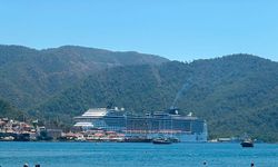 Dev yolcu gemisi Marmaris’e 5 bin yolcu ve mürettebatıyla demir attı