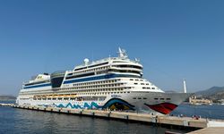 Alman turistleri taşıyan dev kruvaziyer Bodrum’a demirledi