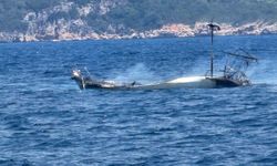 Marmaris'te demirli yelkenli tekne alevlere teslim oldu