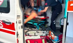 Önce servis aracına ardından tıra çarpan motosiklet sürücüsü ağır yaralandı