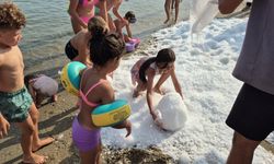 Sıcaktan kavrulan Bodrum’da sahile 2 ton buz döküldü