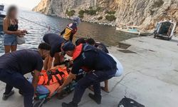 Özel teknede yaralanan vatandaşı Sahil Güvenlik ekipleri botla denizden tahliye etti
