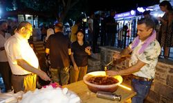 Bodrum'da Mevlit Kandili programının ardından kar şerbeti ikramı