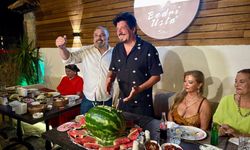 Sanatçı Akkaş'ın doğum günü pastası karpuz oldu