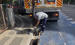 Marmaris’te ızgara ve mazgallarda temizlik çalışması yapıldı