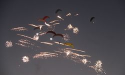 Fethiye'de ışıklı paramotor gösterisi yapıldı