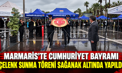 Marmaris’te Cumhuriyet Bayramı çelenk sunma töreni sağanak altında yapıldı