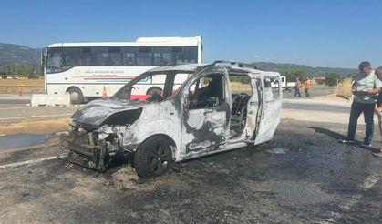 Muğla’da seyir halindeki araç alev alev yandı