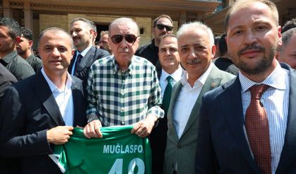 Cumhurbaşkanı Erdoğan’a Muğlaspor forması takdim edildi