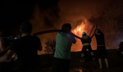 Menteşe'de alevler geceyi aydınlattı