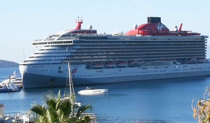 Bodrum'a "Scarlet Lady" kruvaziyeriyle 2 bin 603 turist geldi