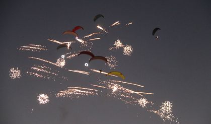 Fethiye'de ışıklı paramotor gösterisi yapıldı