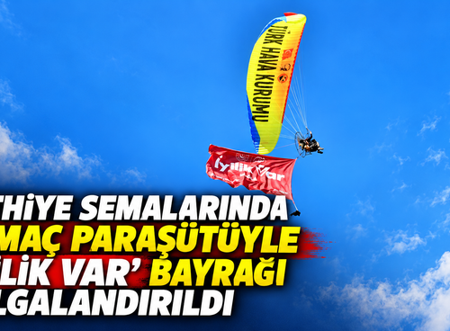 Fethiye semalarında yamaç paraşütüyle "İyilik Var" bayrağı dalgalandırıldı