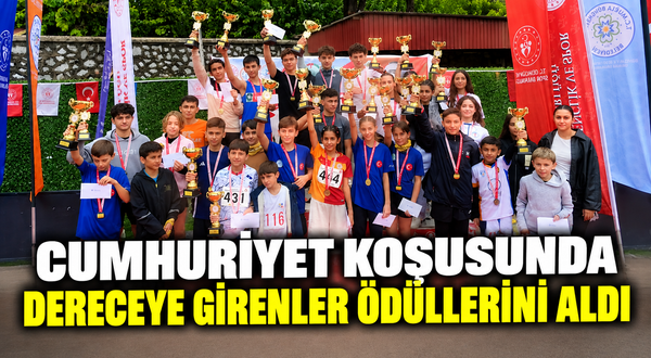 Cumhuriyet koşusunda dereceye girenler ödüllerini aldı