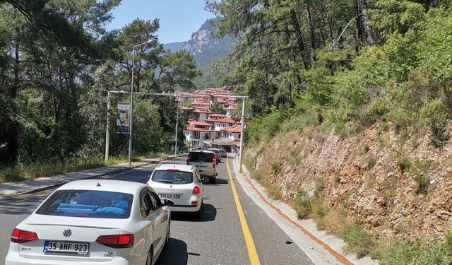 Sahile akın eden vatandaşlar uzun araç kuyrukları oluşturdu