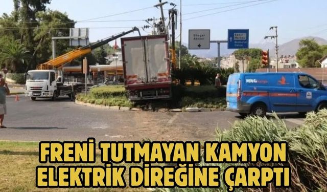 FRENİ TUTMAYAN KAMYON ELEKTRİK DİREĞİNE ÇARPTI