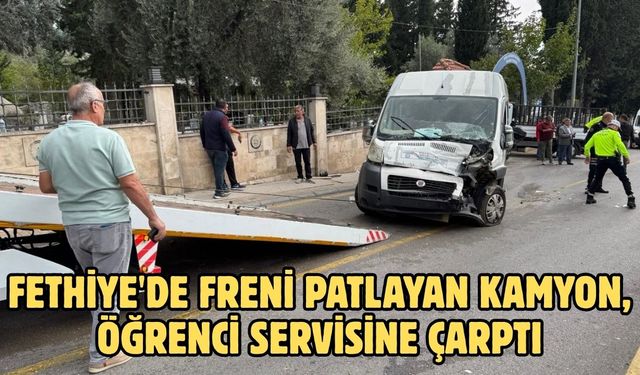 Fethiye'de freni patlayan kamyon, öğrenci servisine çarptı