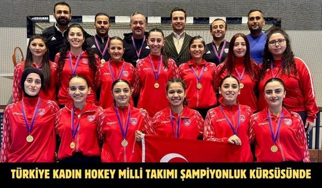 Türkiye Kadın Hokey Milli Takımı şampiyonluk kürsüsünde