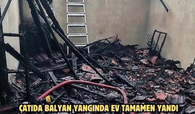 Çatıda balyan yangında ev tamamen yandı
