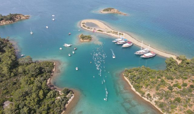 Fethiye'de 863 sporcu şampiyonluk için kulaç attı