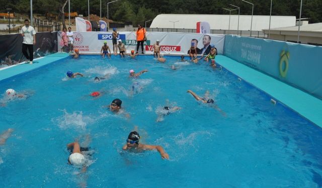 Bakan Aşkın'dan Marmarisli genç yüzücülere 19 Mayıs hediyesi